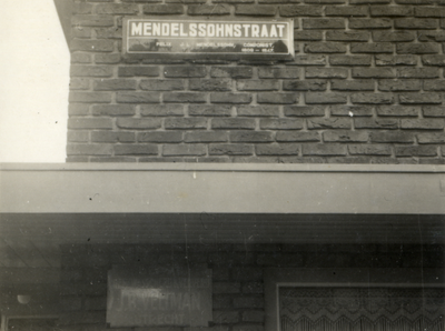 97830 Afbeelding van het straatnaambordje Mendelssohnstraat te Utrecht.N.B. In de oorlogsjaren 1942-1945 droeg de ...